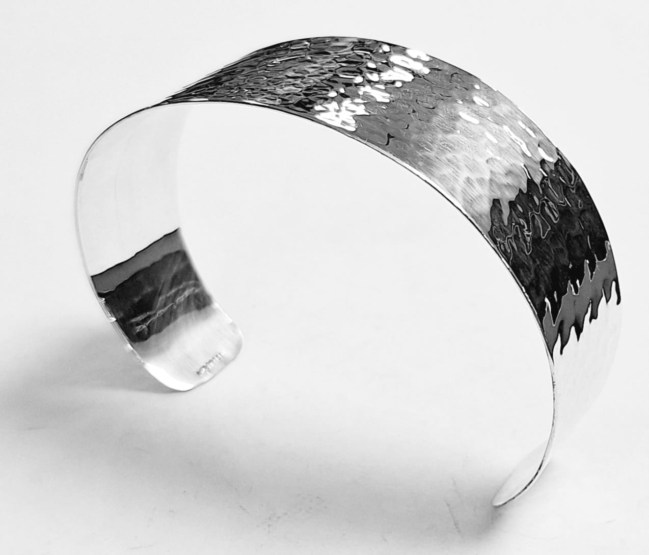 BRAZALETE MARTILLADO EN PLATA LEY 925