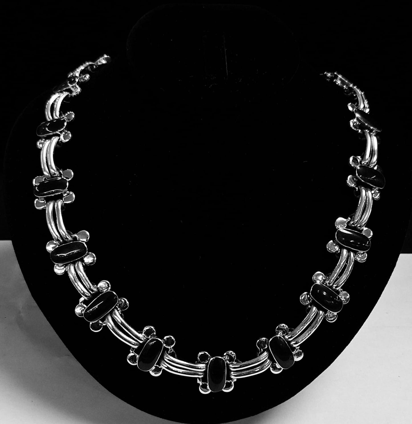 COLLAR CON INCRUSTACIONES DE PIEDRA EN PLATA LEY 950
