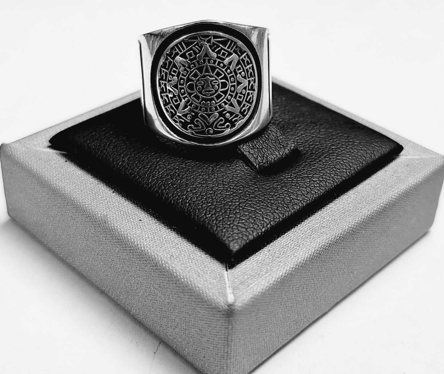 ANILLO CALENDARIO AZTECA CON GRECAS EN PLATA LEY 925