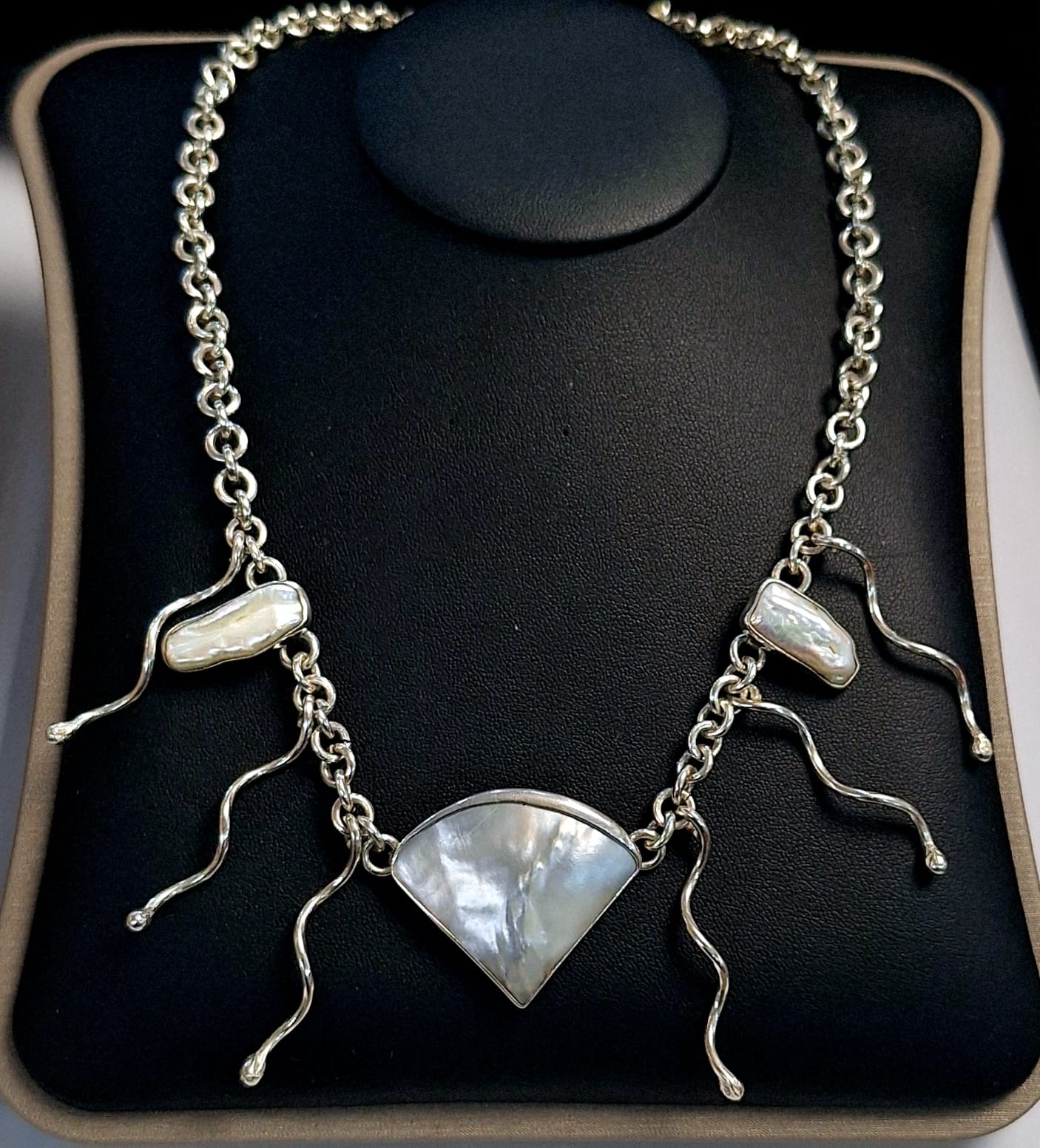 COLLAR CON INCRUSTACIONES DE CABUJÓN DE NÁCAR EN PLATA LEY 925