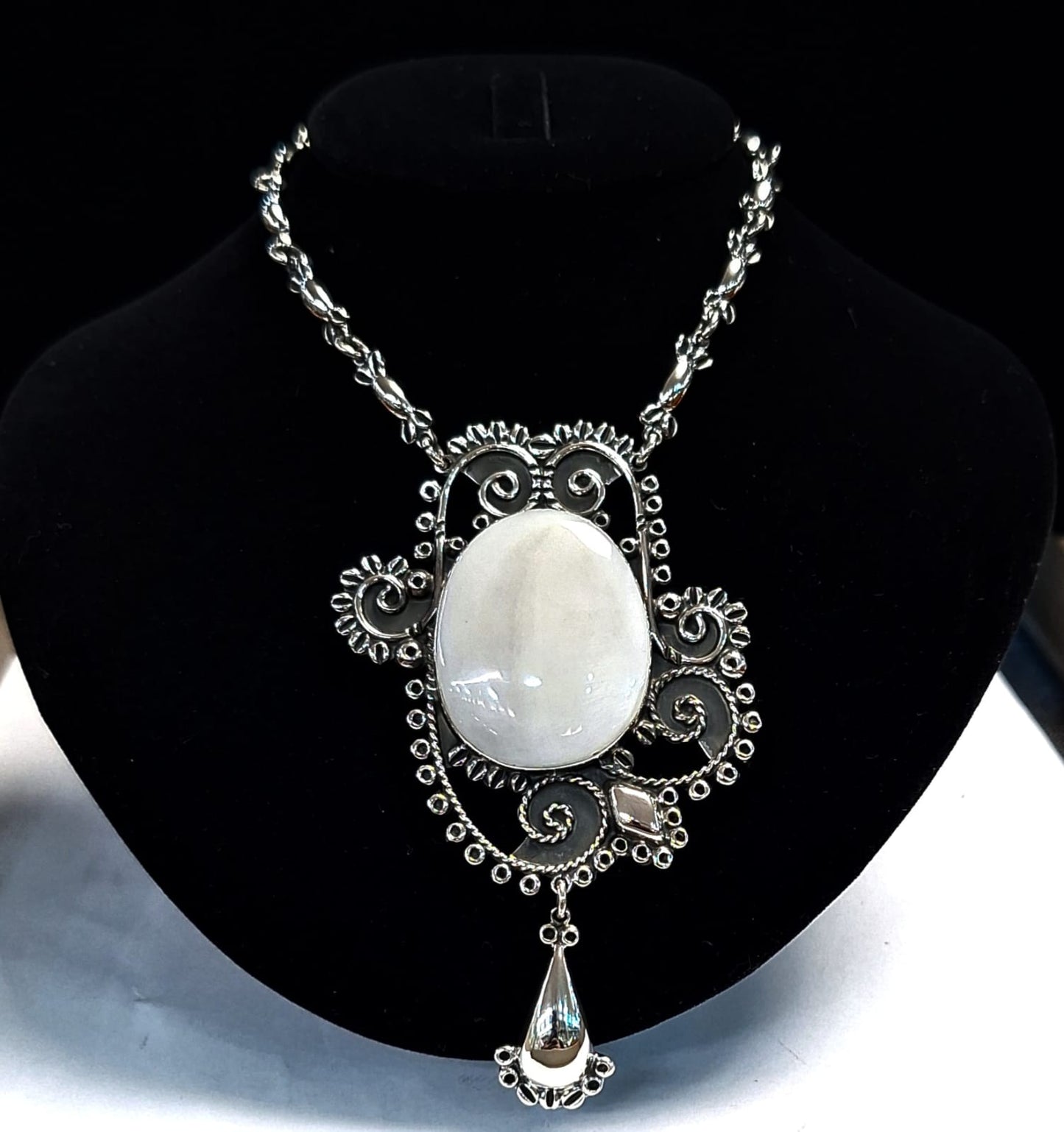 COLLAR VINTAGE CON CABUJON DE NACAR EN PLATA LEY 950