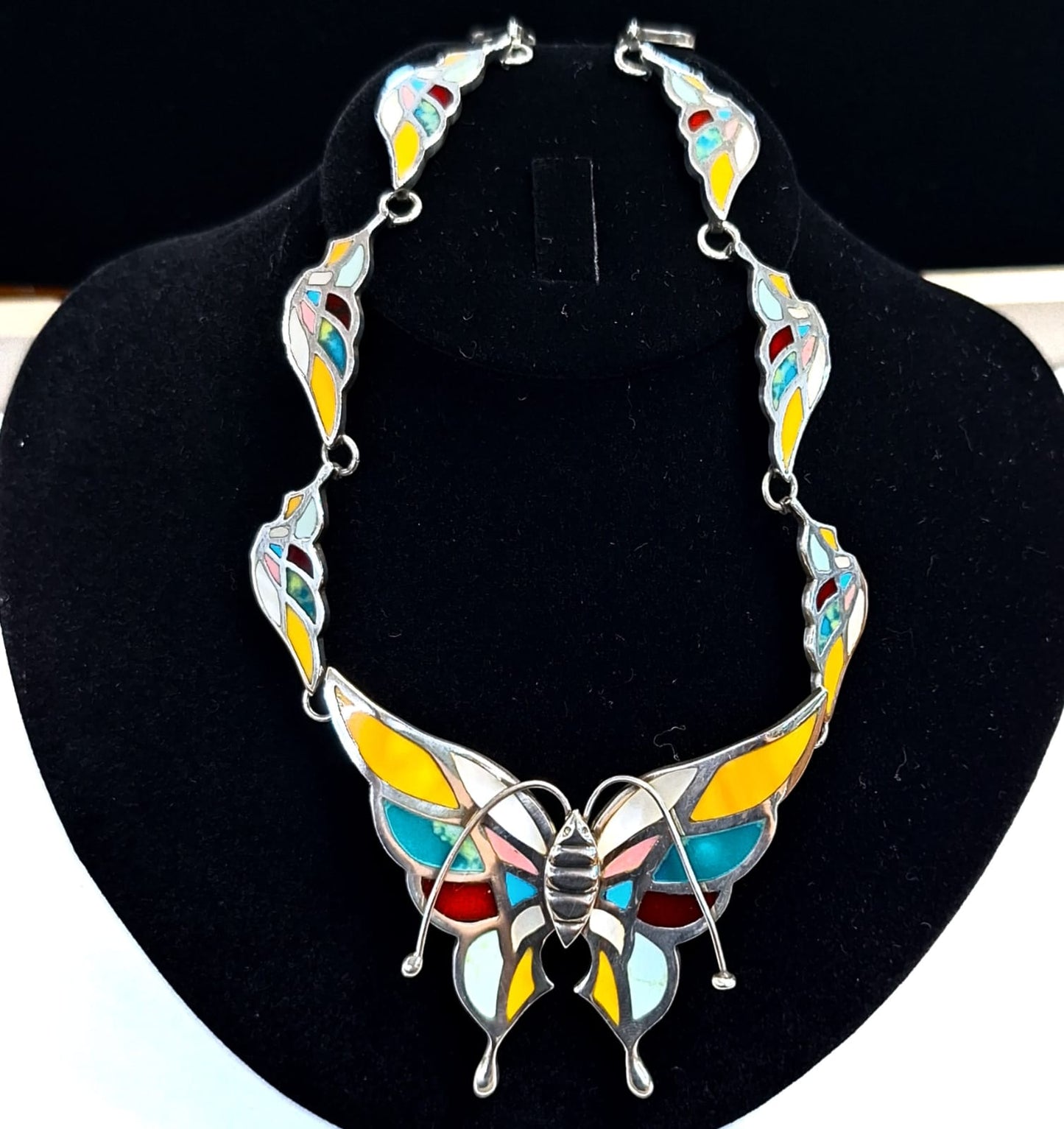 COLLAR MARIPOSA CON DIFERENTES INCRUSTACIONES DE PIEDRA EN PLATA LEY 950