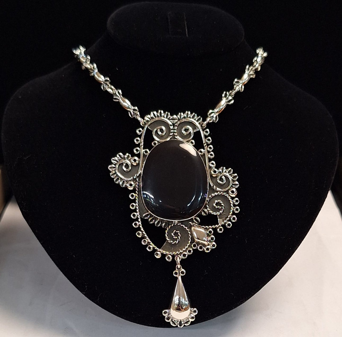 COLLAR VINTAGE CON INCRUSTACION DE OBSIDIANA EN PLATA LEY 950