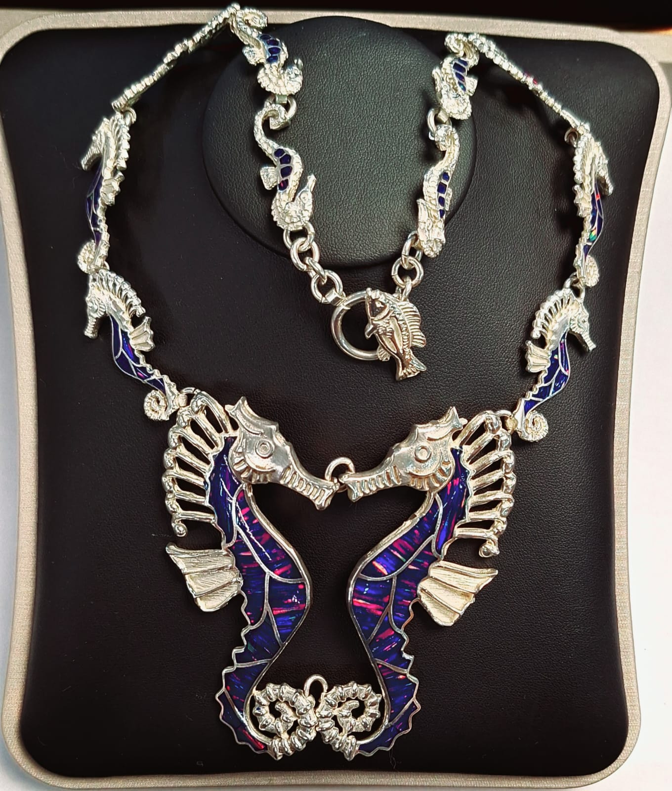 COLLAR CON INCRUSTACIONES DE ÓPALO EN PLATA LEY 950
