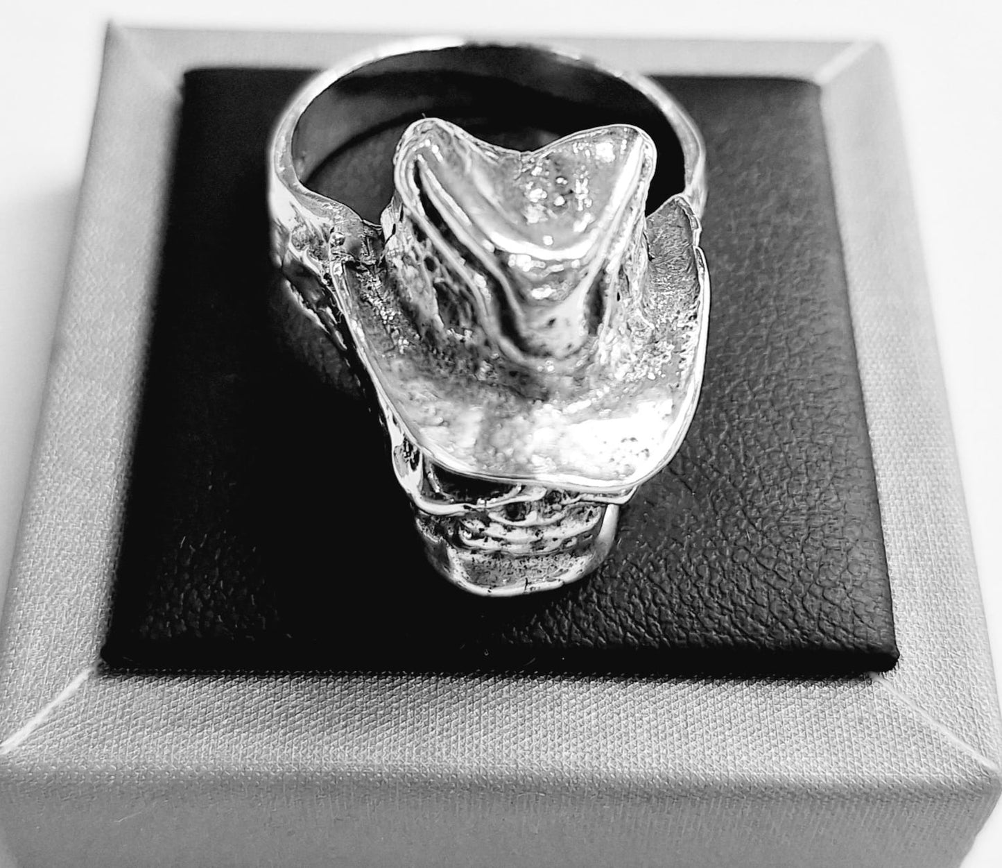 ANILLO CALAVERA SOMBRERO EN PLATA LEY 925