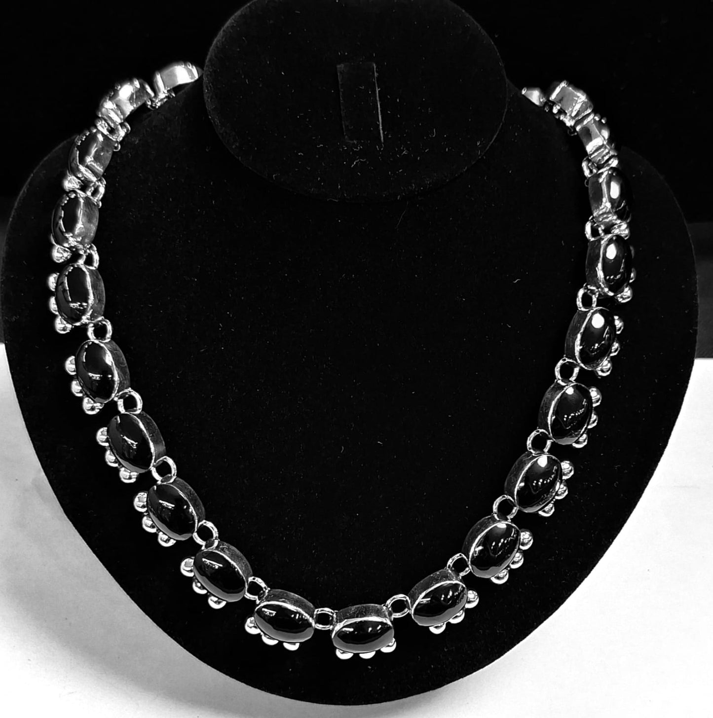 COLLAR CON INCRUSTACIONES DE PIEDRA EN PLATA LEY 925