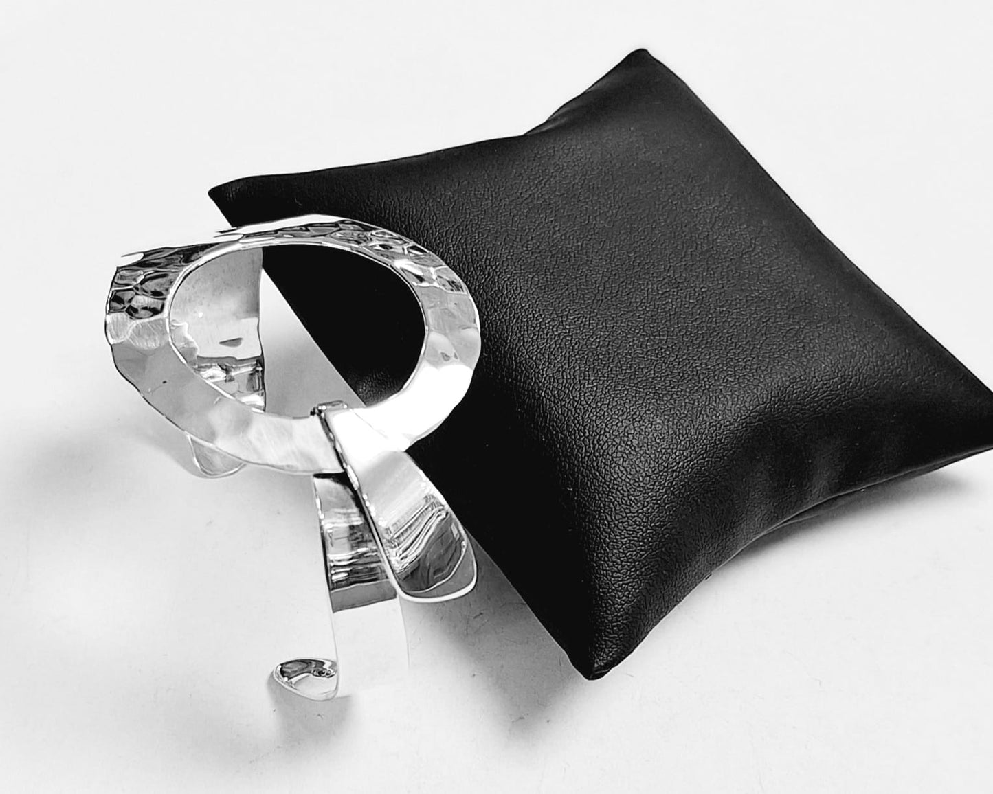 BRAZALETE MARTILLADO EN PLATA LEY 925