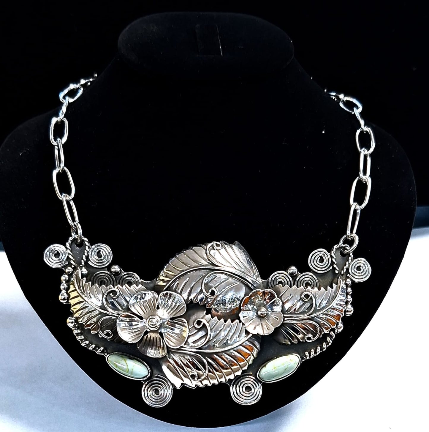 COLLAR TRABAJO NAVAJO CON INCRUSTACIONES DE TURQUESA EN PLATA LEY 925