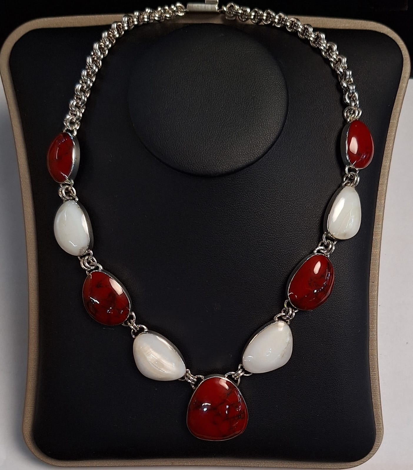 COLLAR CON INCRUSTACIONES DE CABUJÓN DE NÁCAR Y PIEDRA EN PLATA LEY 950