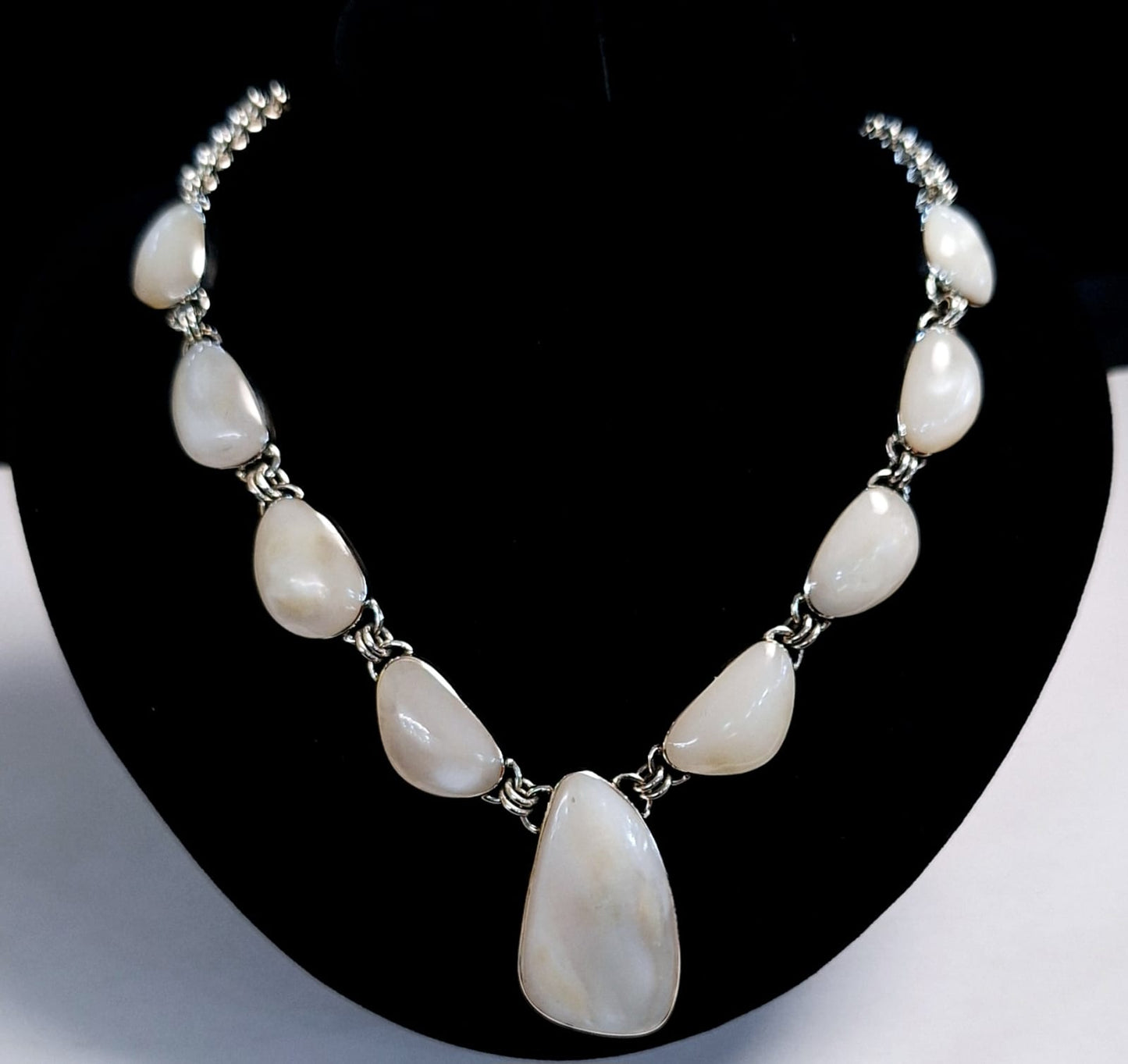 COLLAR CON INCRUSTACIONES DE CABUJÓN DE NÁCAR EN PLATA LEY 950