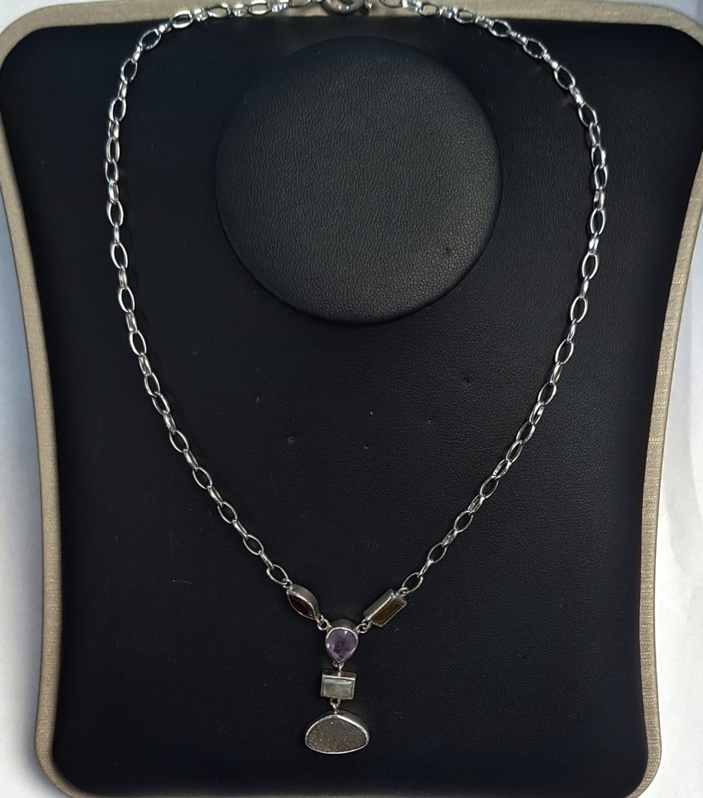 COLLAR CON INCRUSTACIONES DE AMASTISTA , CUARZO Y GRANATE EN PLATA LEY 925