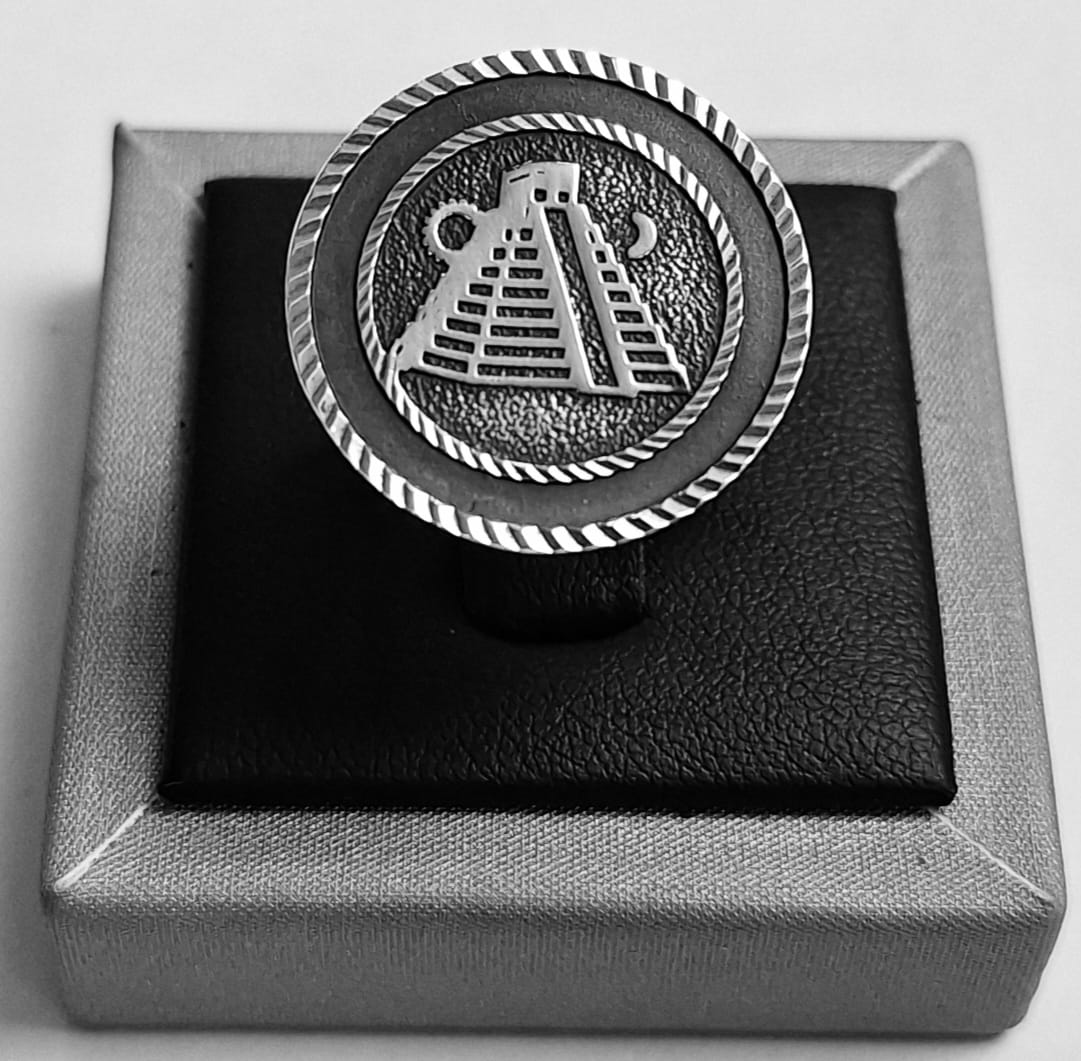 ANILLO PIRÁMIDE EN PLATA 925