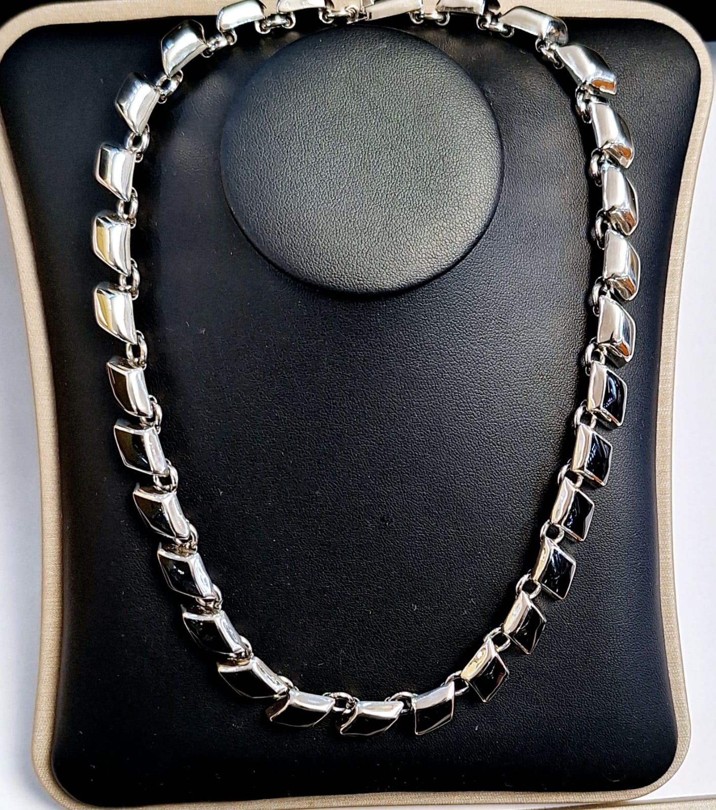 COLLAR CON INCRUSTACIONES DE OBSIDIANA EN PLATA LEY 925