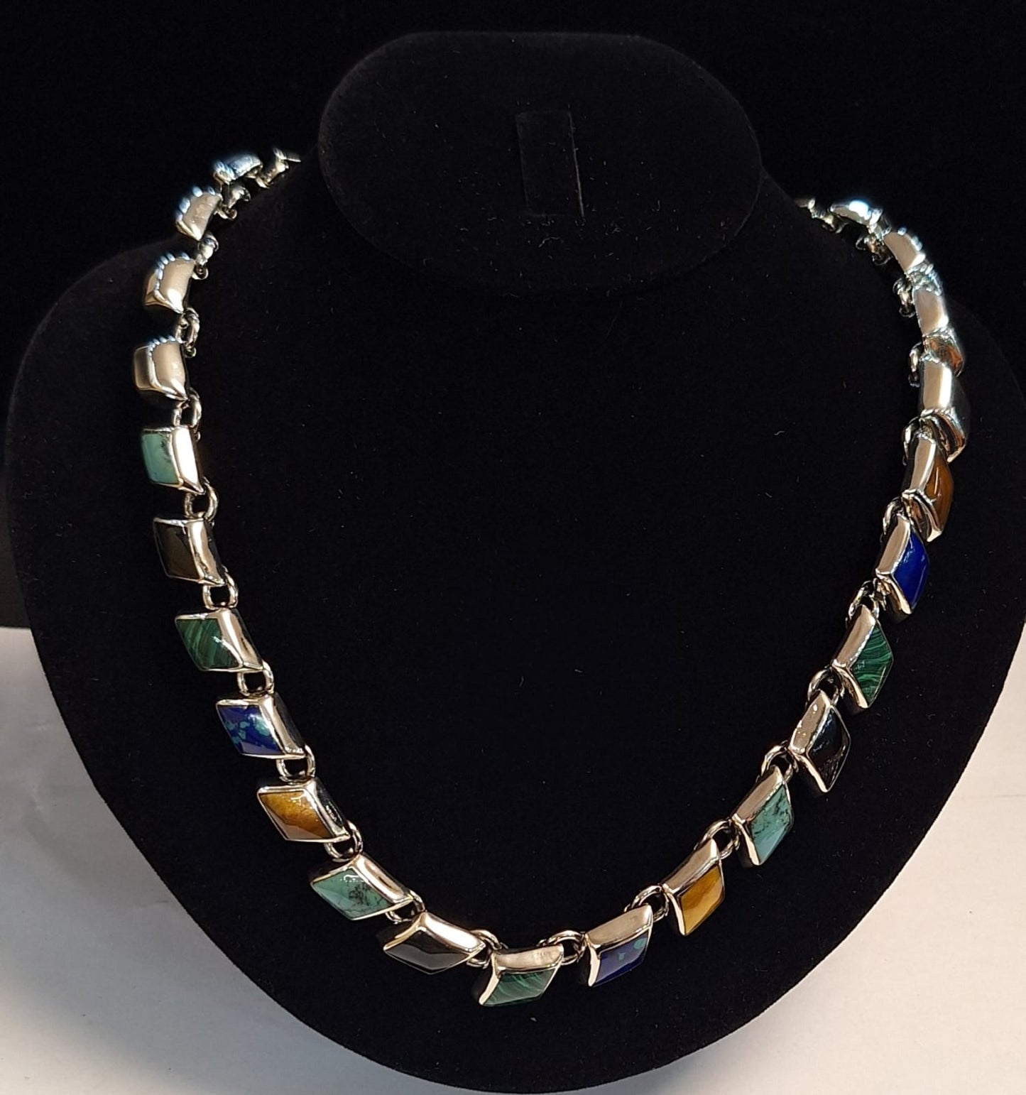 COLLAR CON INCRUSTACIONES DE PIEDRA EN PLATA LEY 925