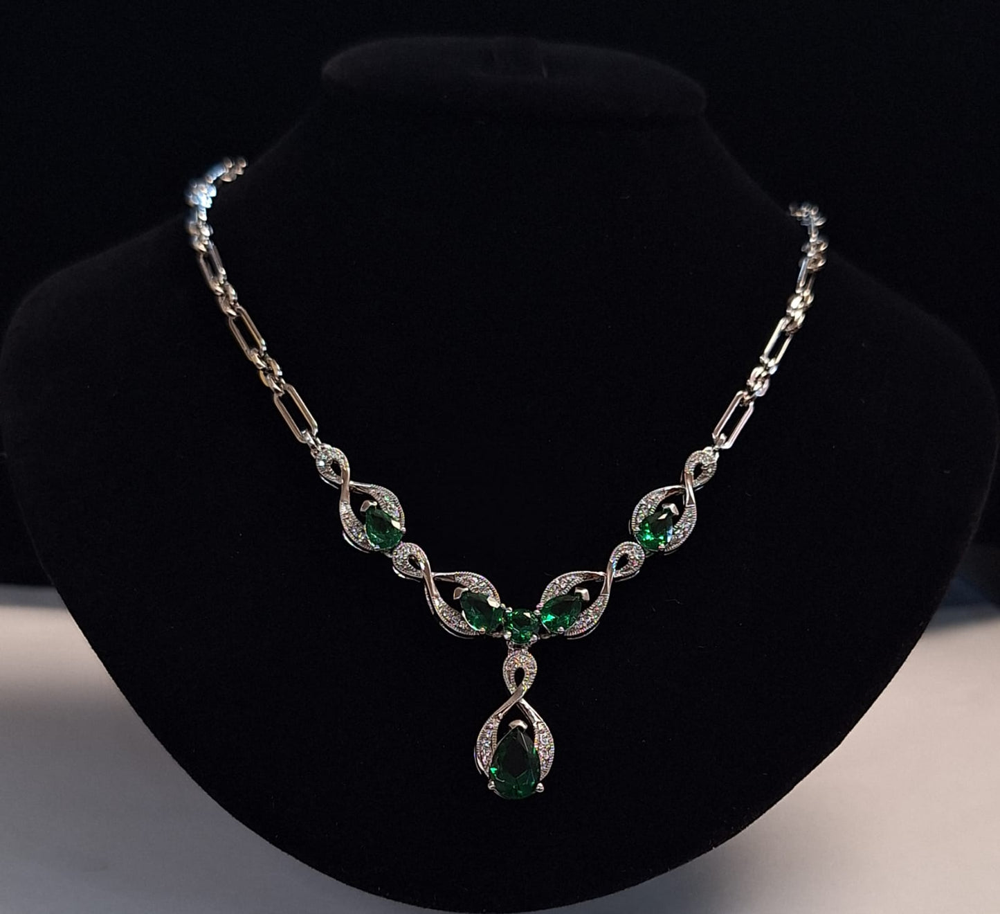 COLLAR CON INCRUSTACIONES DE ESMERALDA EN PLATA LEY 925