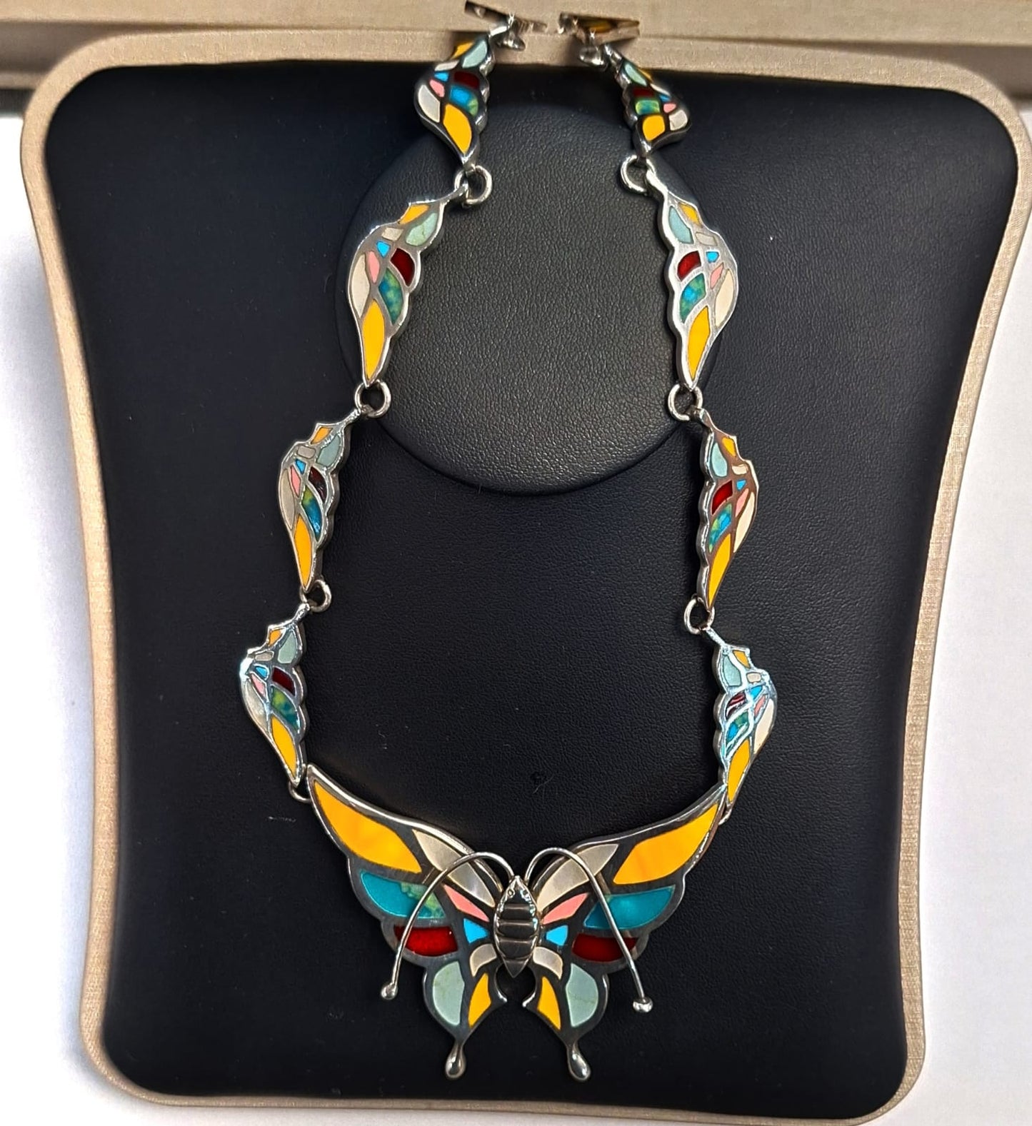 COLLAR MARIPOSA CON DIFERENTES INCRUSTACIONES DE PIEDRA EN PLATA LEY 950
