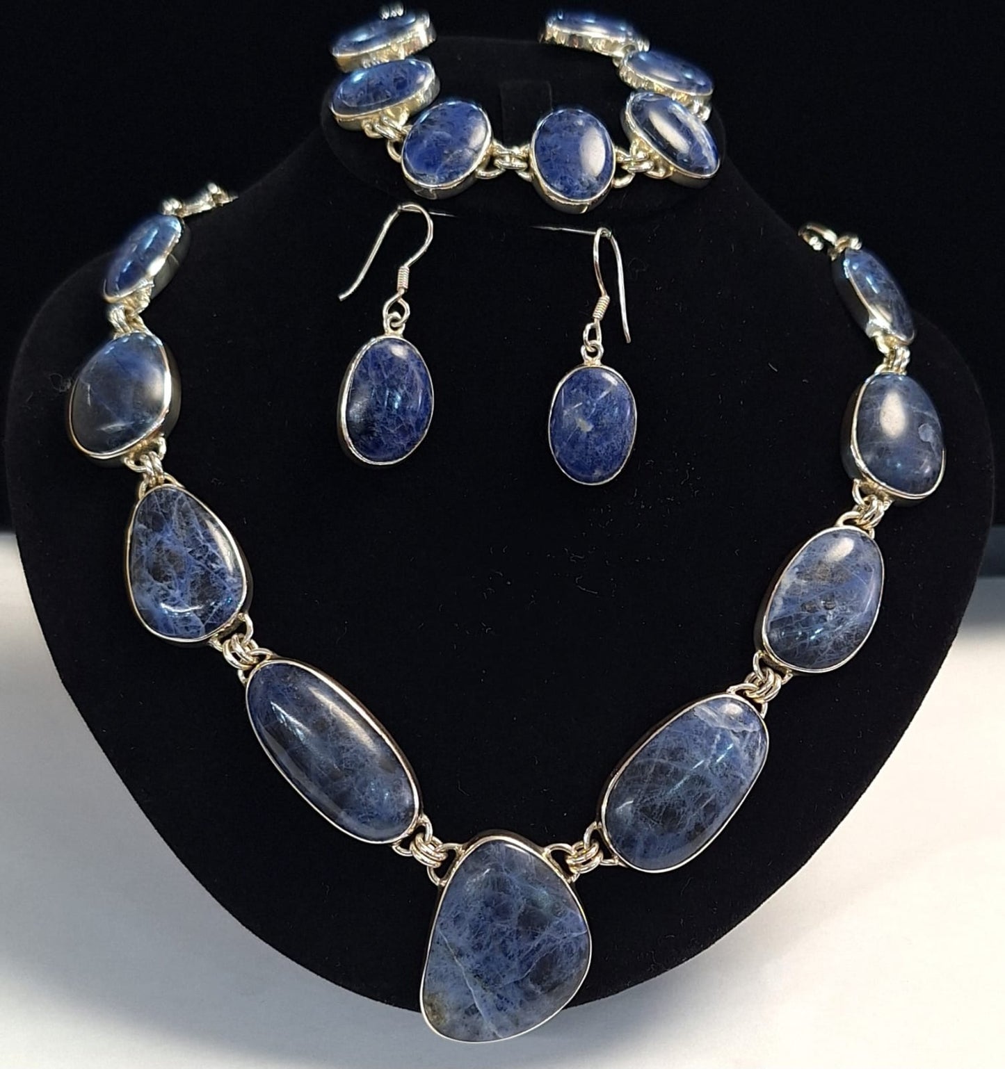 SET DE COLLAR CON INCRUSTACIONES DE SODALITA EN PLATA LEY 950