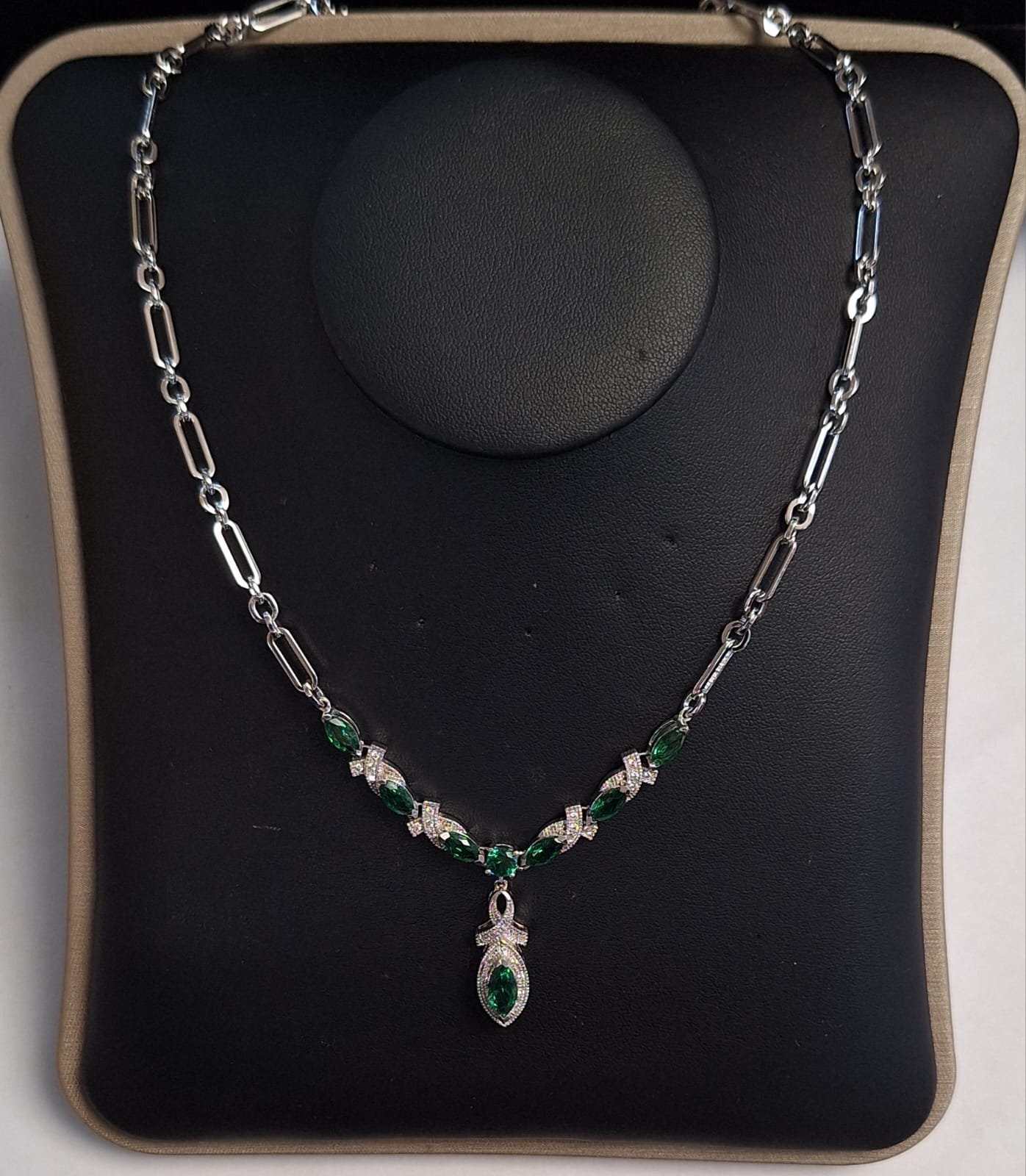 COLLAR CON INCRUSTACIONES DE ESMERALDA EN PLATA LEY 925