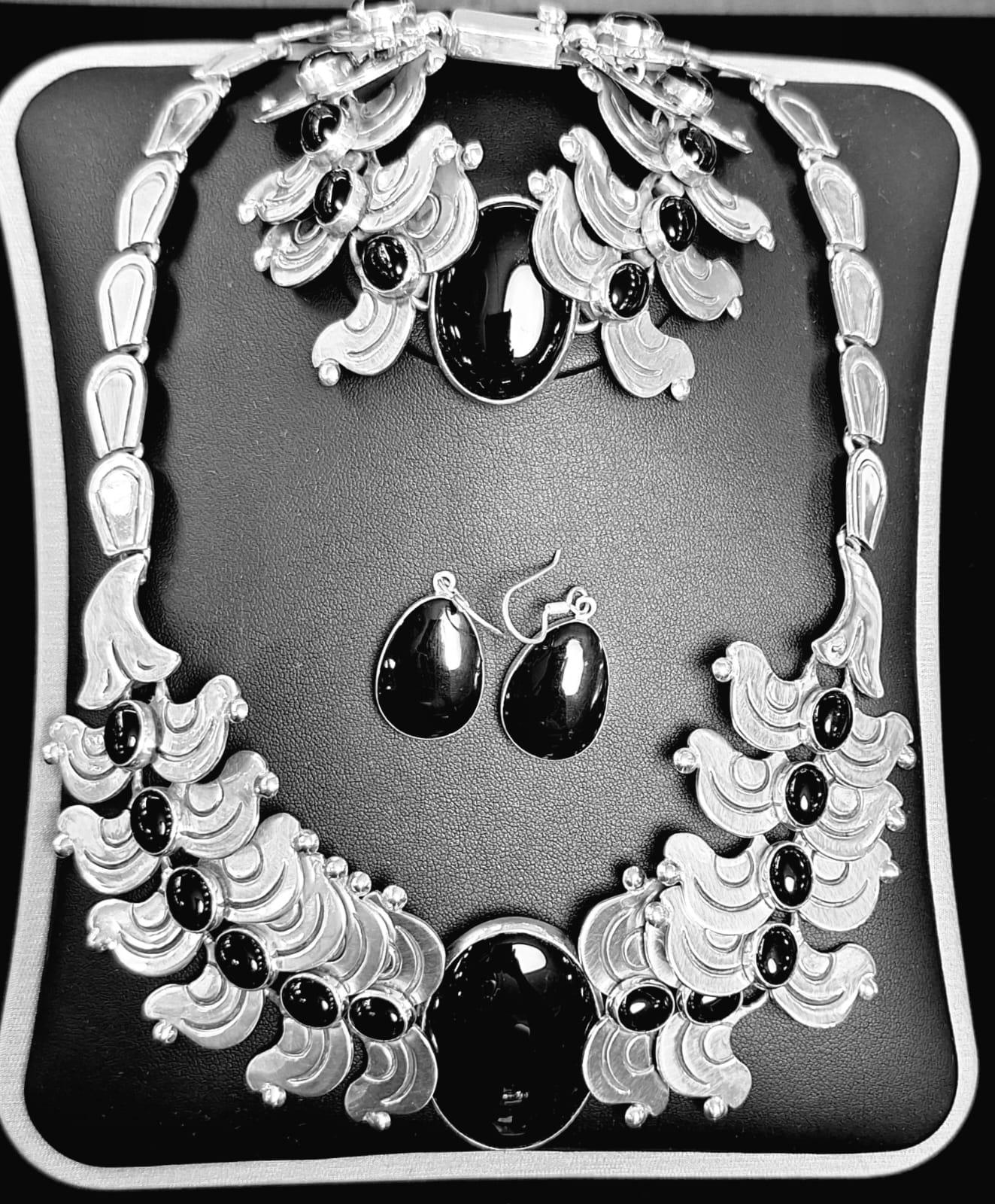 SET DE COLLAR CON CON INCRUSTACIONES DE OBSIDIANA EN PLATA LEY 950