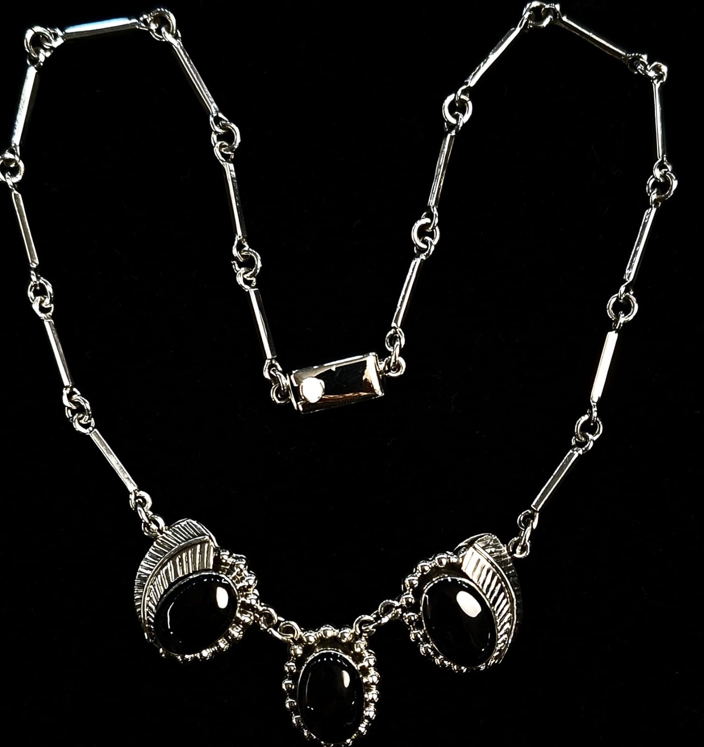 COLLAR VINTAGE CON INCRUSTACIONES DE OBSIDIANA EN PLATA LEY 925