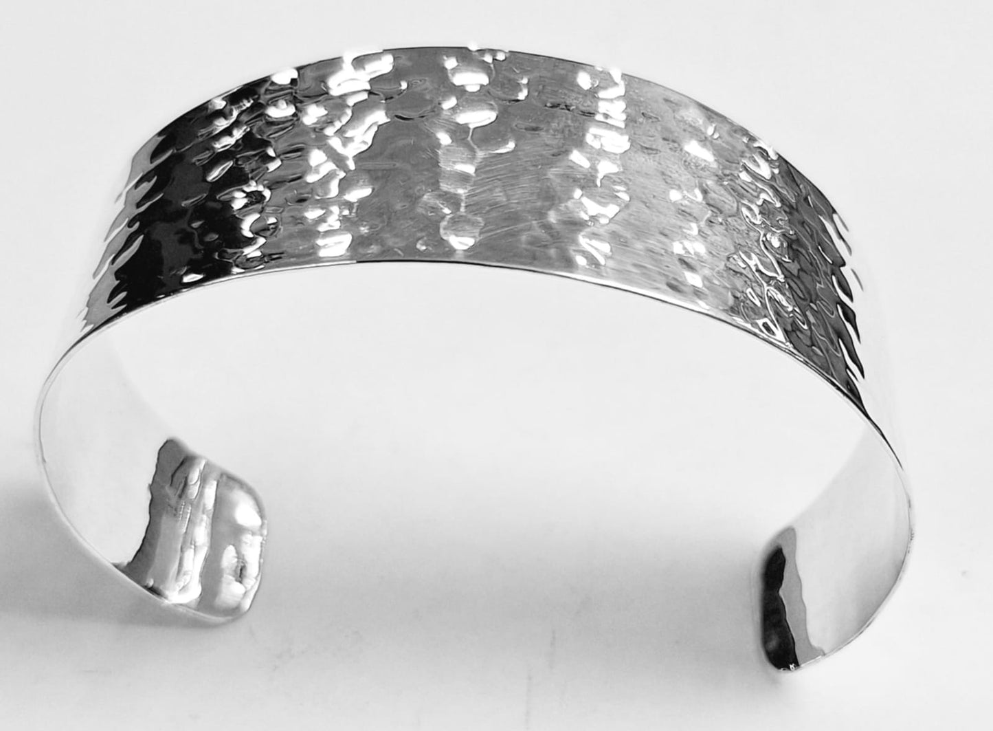 BRAZALETE MARTILLADO EN PLATA LEY 925