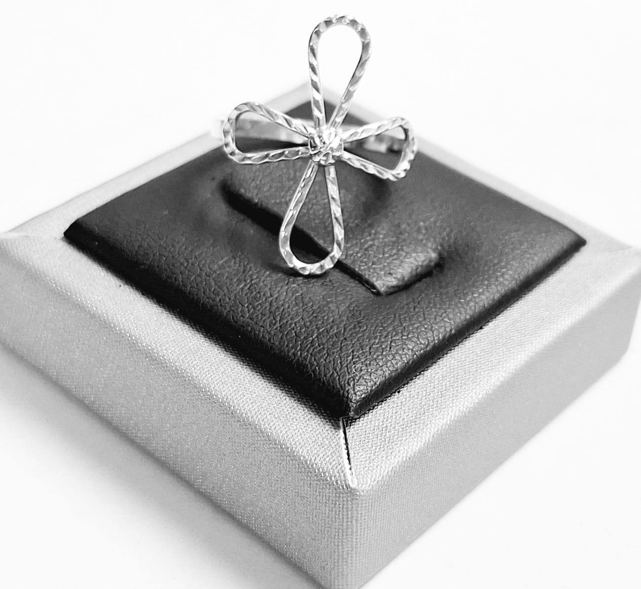 ANILLO CRUZ DIAMANTADA EN PLATA LEY 925