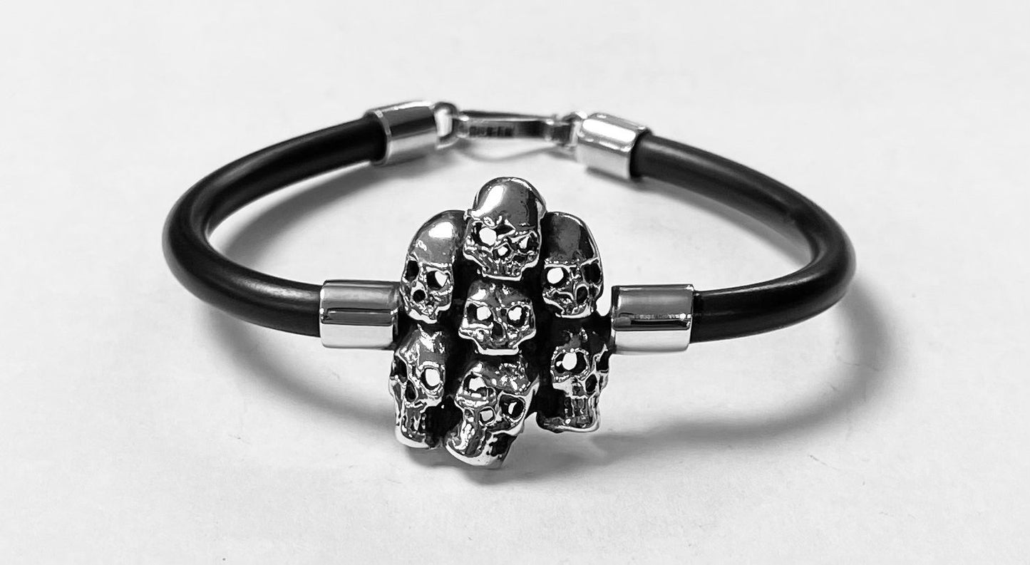BRAZALETE DE SIETE CRANEOS EN PLATA LEY 925 CON CAUCHO
