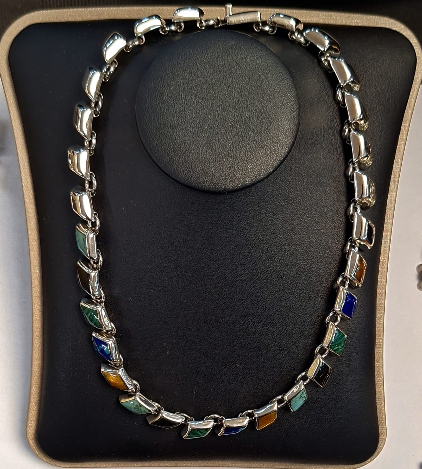 COLLAR CON INCRUSTACIONES DE PIEDRA EN PLATA LEY 925