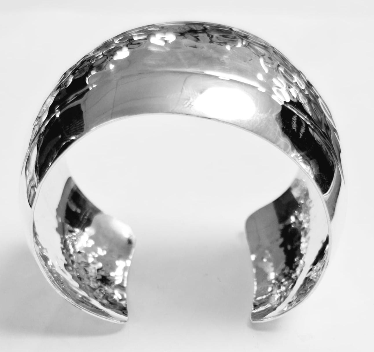 BRAZALETE MARTILLADO EN PLATA LEY 925