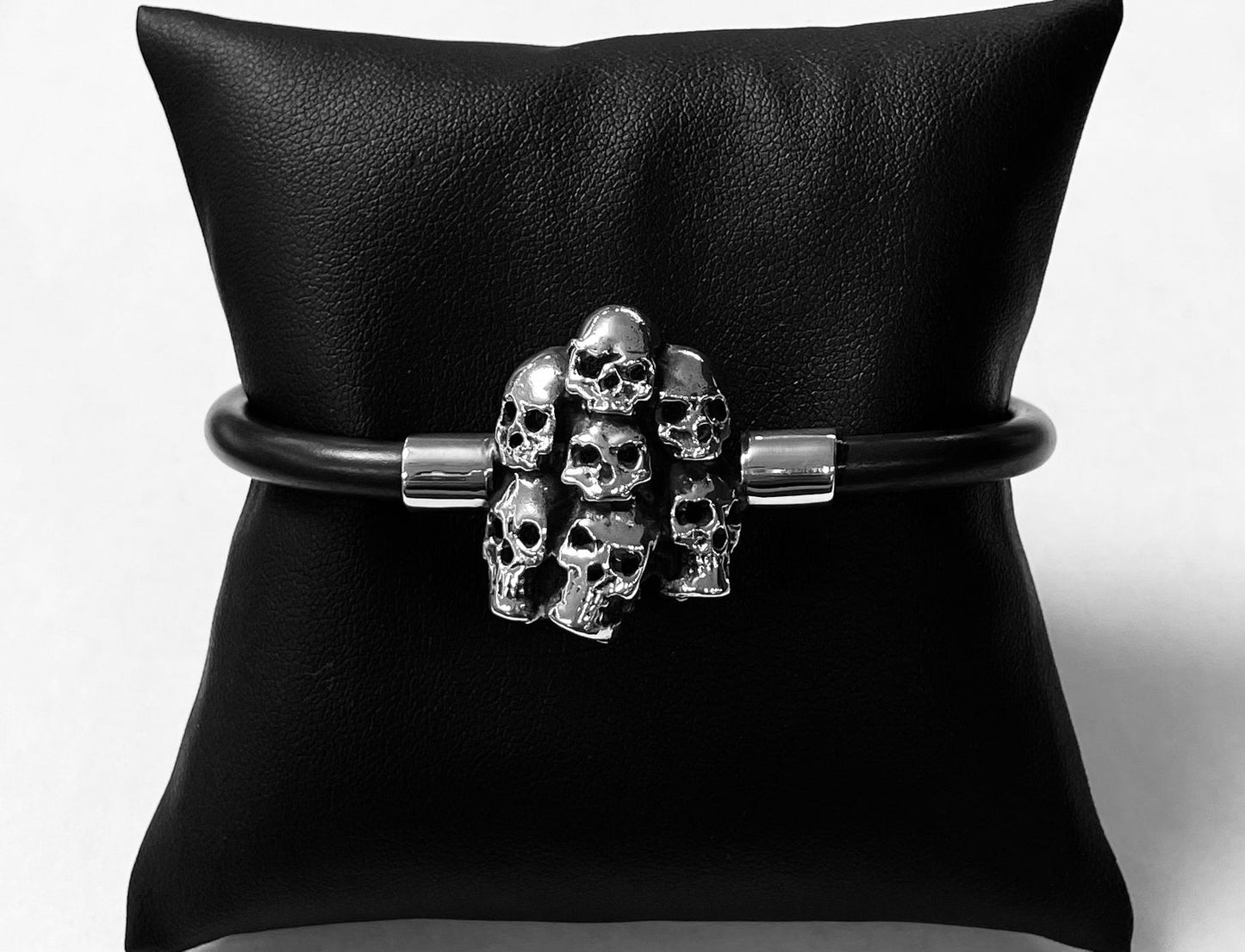 BRAZALETE DE SIETE CRANEOS EN PLATA LEY 925 CON CAUCHO