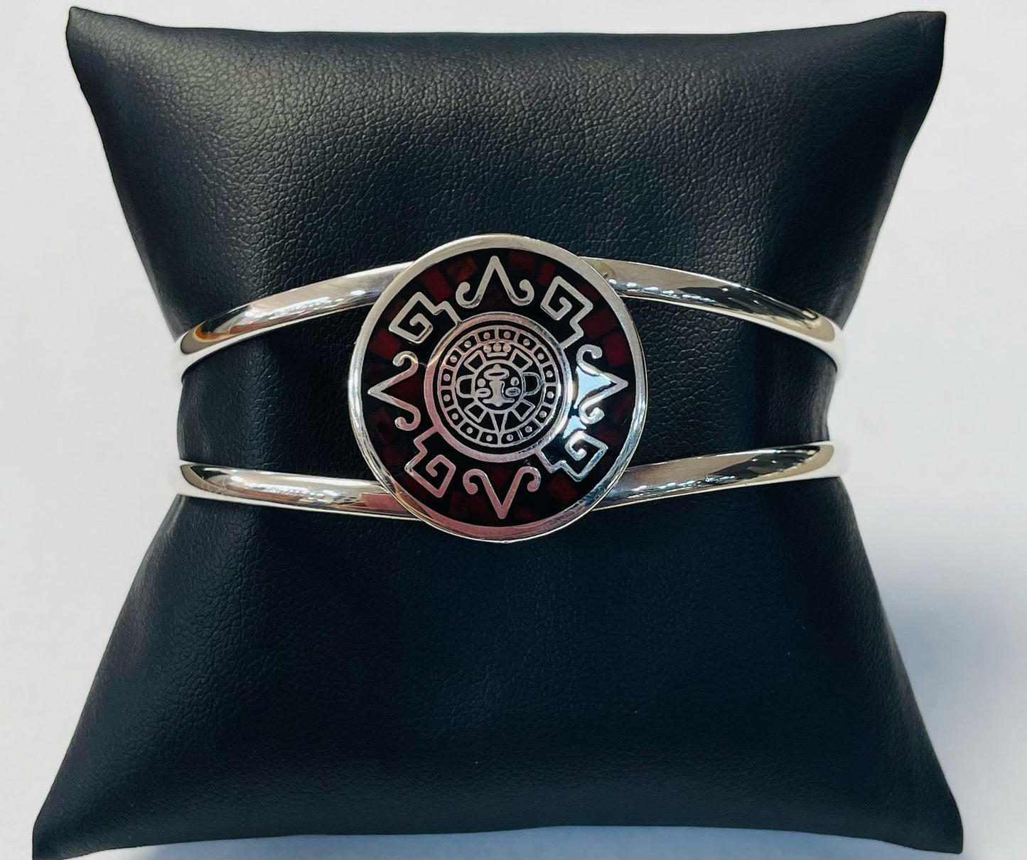 BRAZALETE CALENDARIO AZTECA EN PLATA LEY 925 CON CORAL