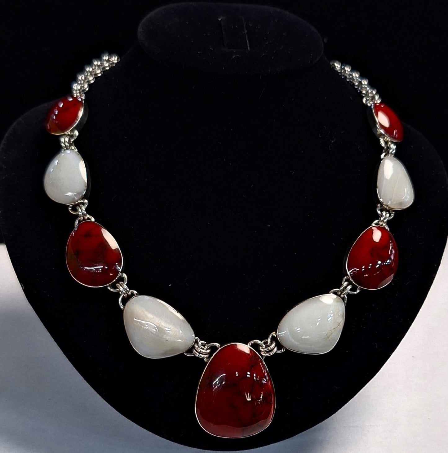 COLLAR CON INCRUSTACIONES DE CABUJÓN DE NÁCAR Y PIEDRA EN PLATA LEY 950