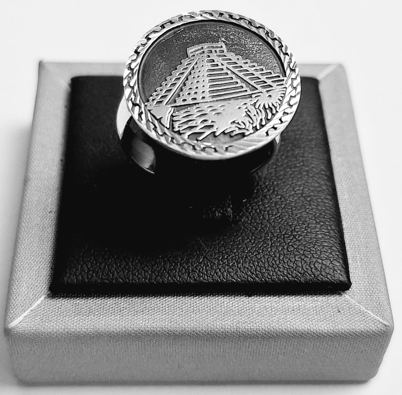 ANILLO PIRAMIDE EN PLATA LEY 925