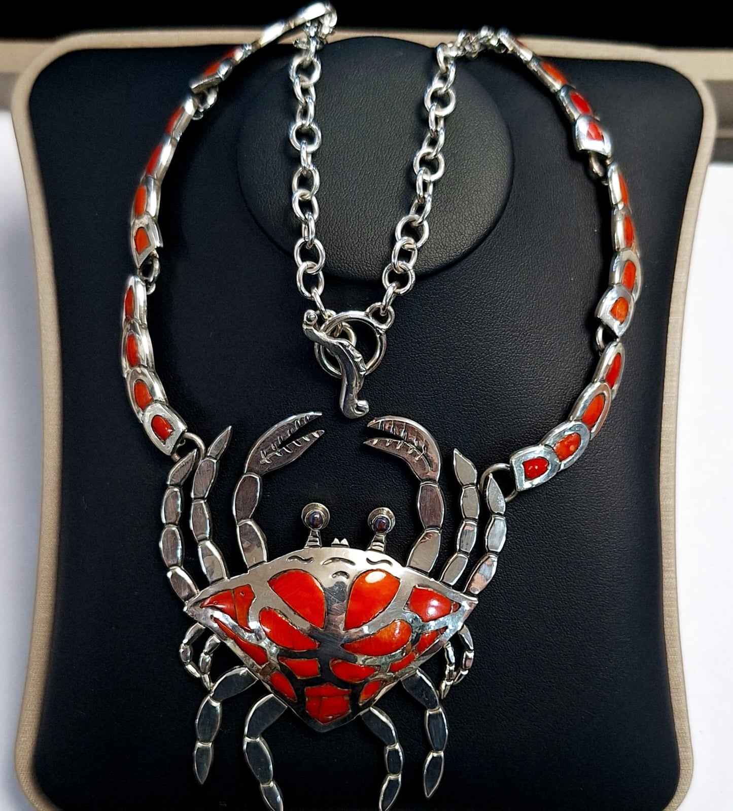 COLLAR CON INCRUSTACIONES DE CORAL EN PLATA LEY 925