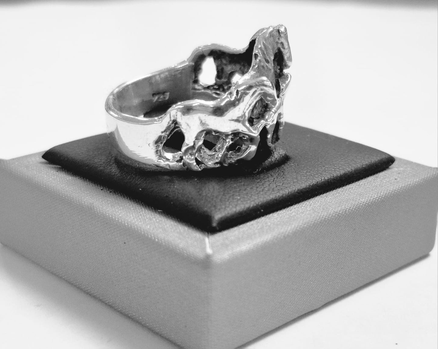 ANILLO DE CUATRO CABALLOS EN PLATA LEY 925