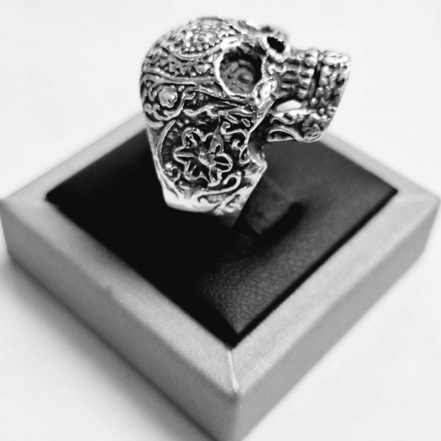 ANILLO CALAVERA EN PLATA LEY 925