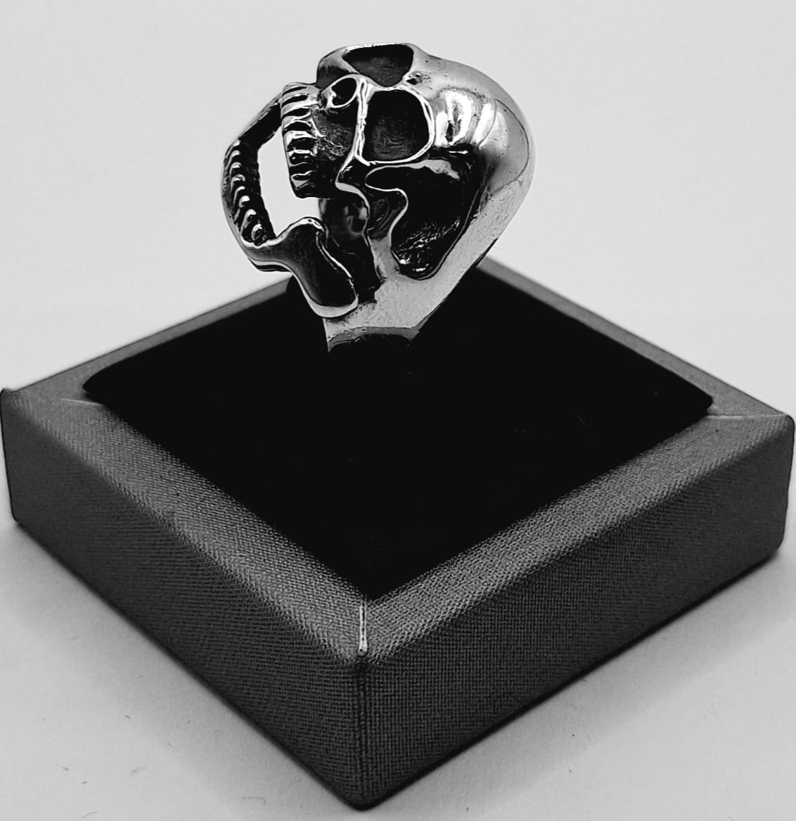ANILLO CALAVERA EN PLATA LEY 925