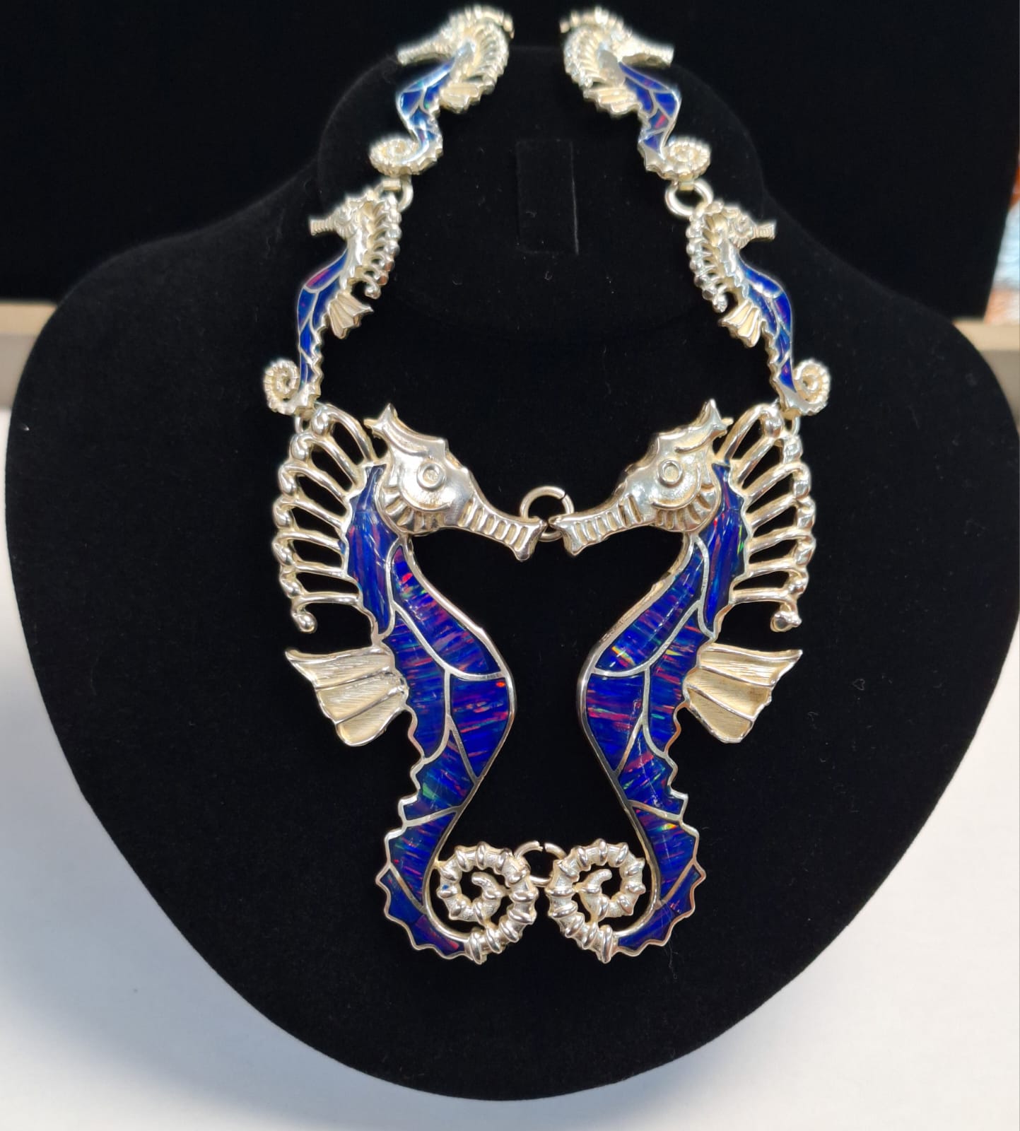 COLLAR CON INCRUSTACIONES DE ÓPALO EN PLATA LEY 950