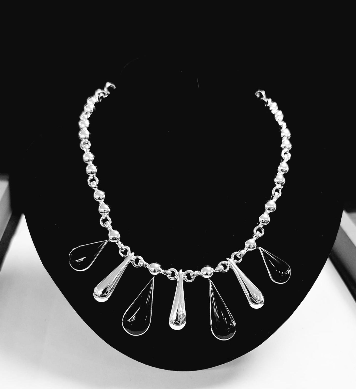 COLLAR CON INCRUSTACIÓN DE OBSIDIANA EN PLATA LEY 925