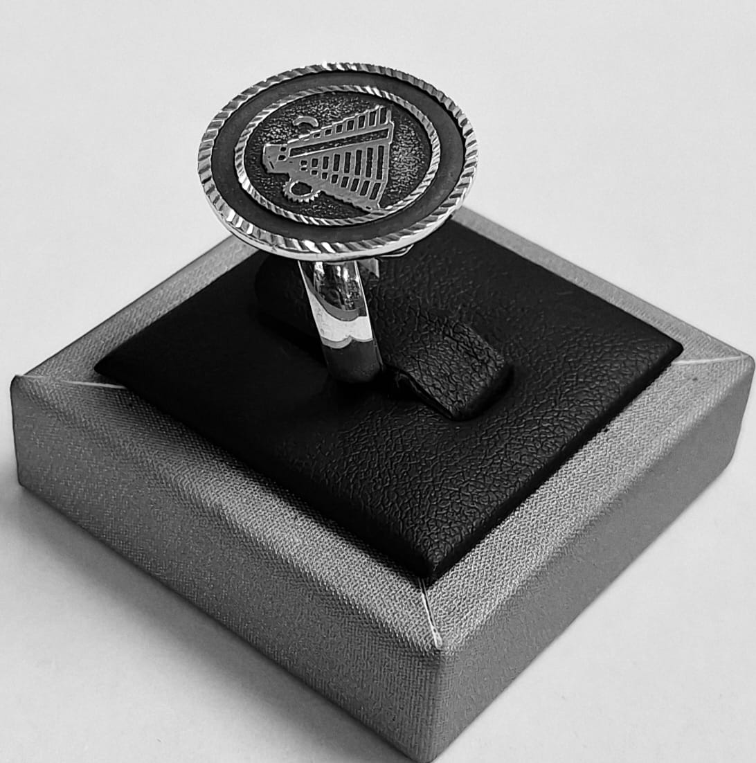 ANILLO PIRÁMIDE EN PLATA 925