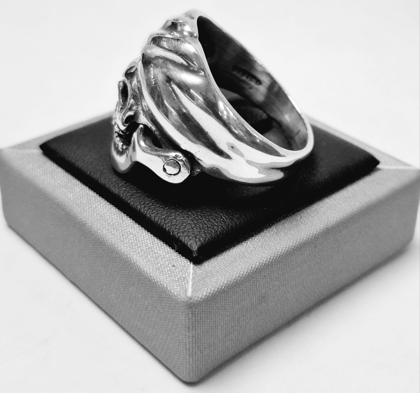 ANILLO CALAVERA EN PLATA LEY 925