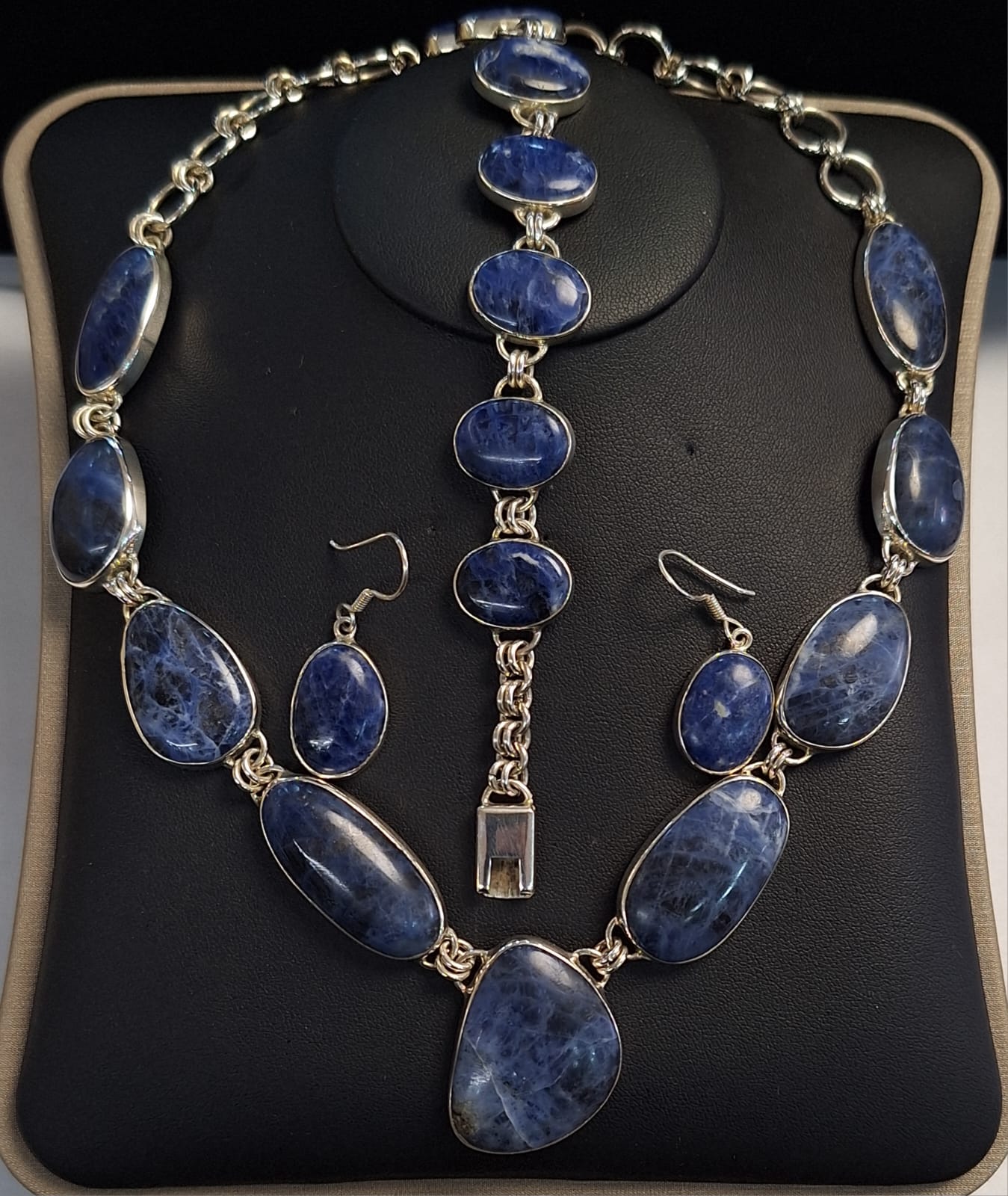 SET DE COLLAR CON INCRUSTACIONES DE SODALITA EN PLATA LEY 950