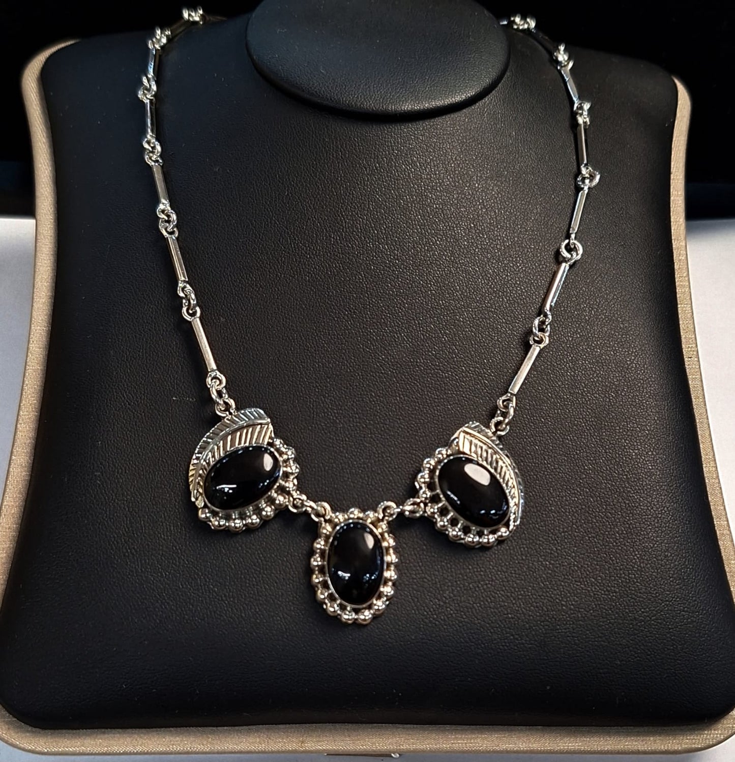 COLLAR VINTAGE CON INCRUSTACIONES DE OBSIDIANA EN PLATA LEY 925