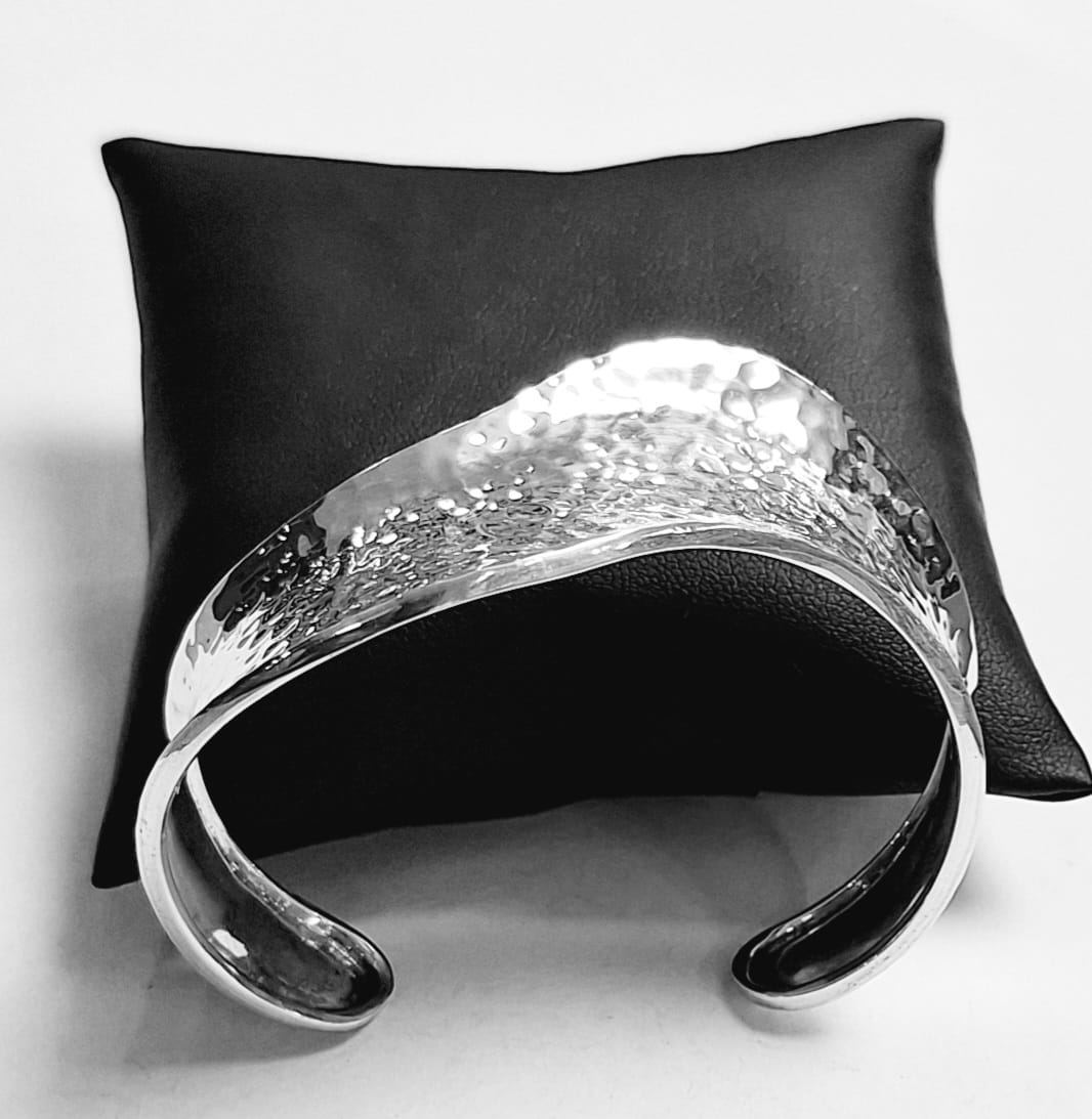 BRAZALETE MARTILLADO EN PLATA LEY 925