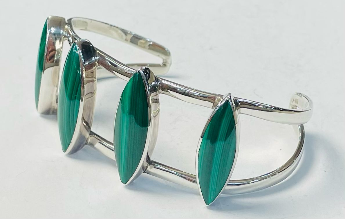 BRAZALETE CON MALAQUITA CON PLATA LEY 925