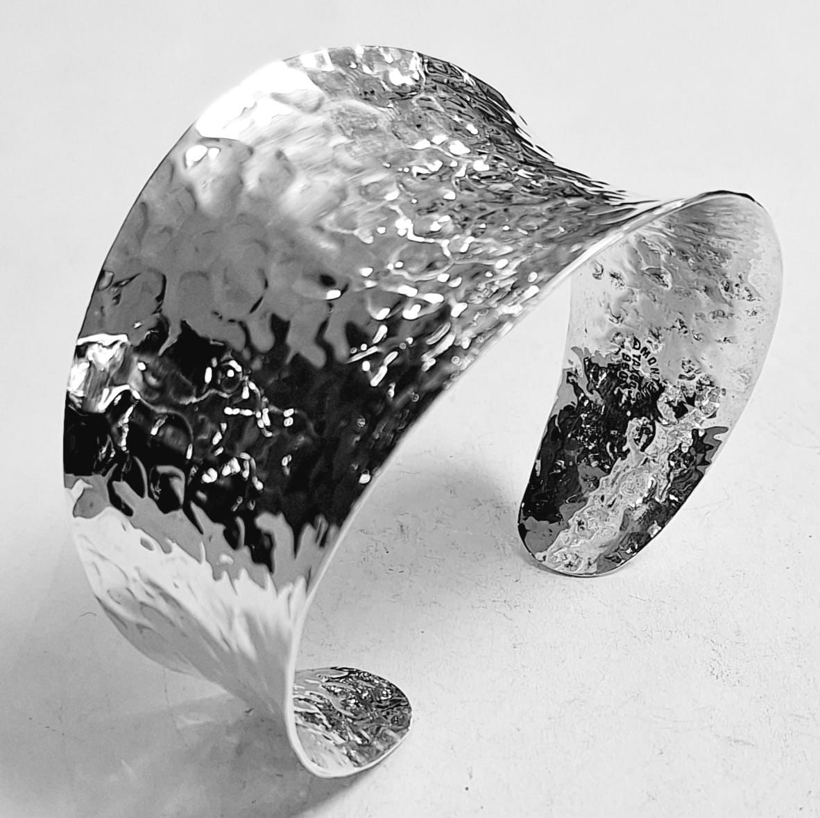 BRAZALETE MARTILLADO EN PLATA LEY 925