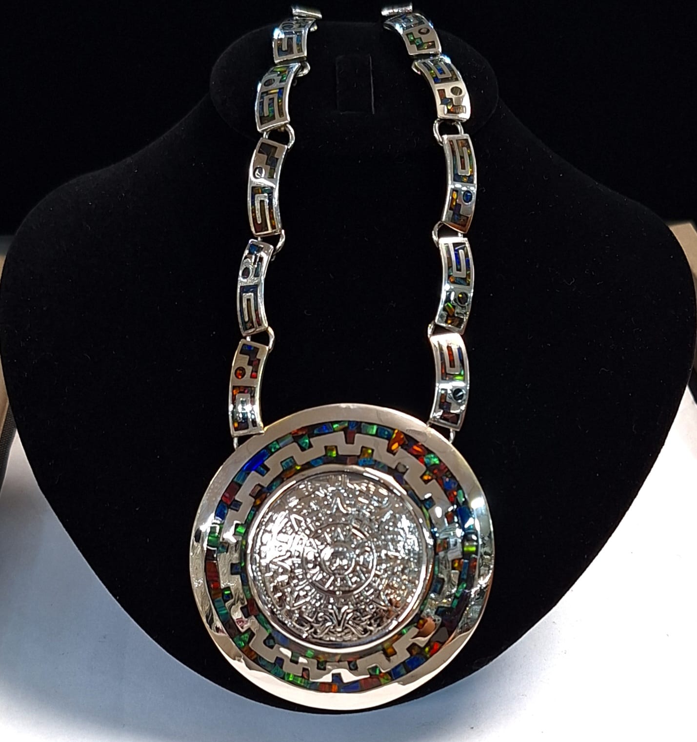 COLLAR CALENDARIO AZTECA CON INCRUSTACIONES DE ÓPALO EN PLATA LEY 950