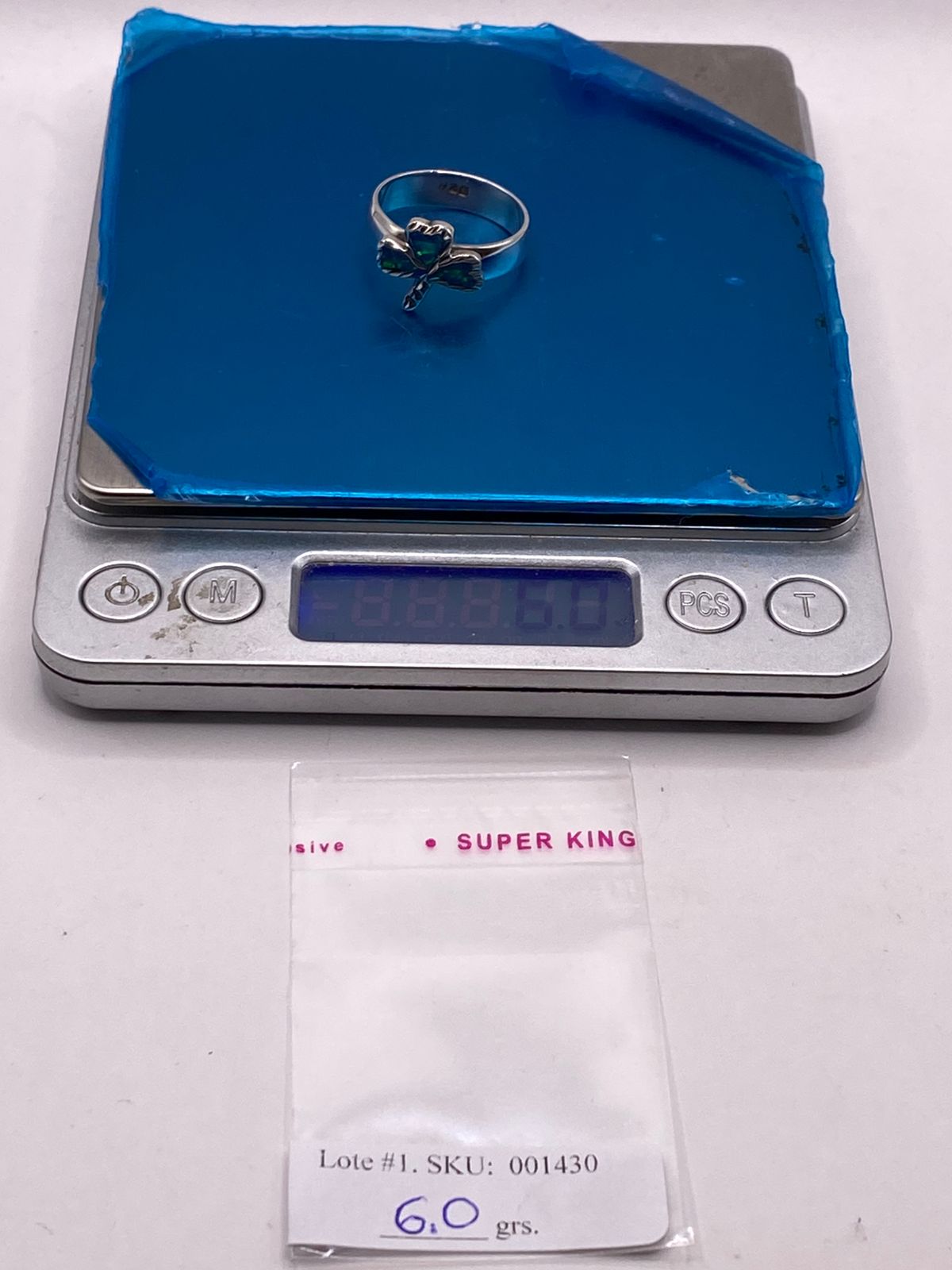 ANILLO ARTESANAL DE PLATA LEY 950 CON ÓPALO DE FUEGO VERDE Y AZUL