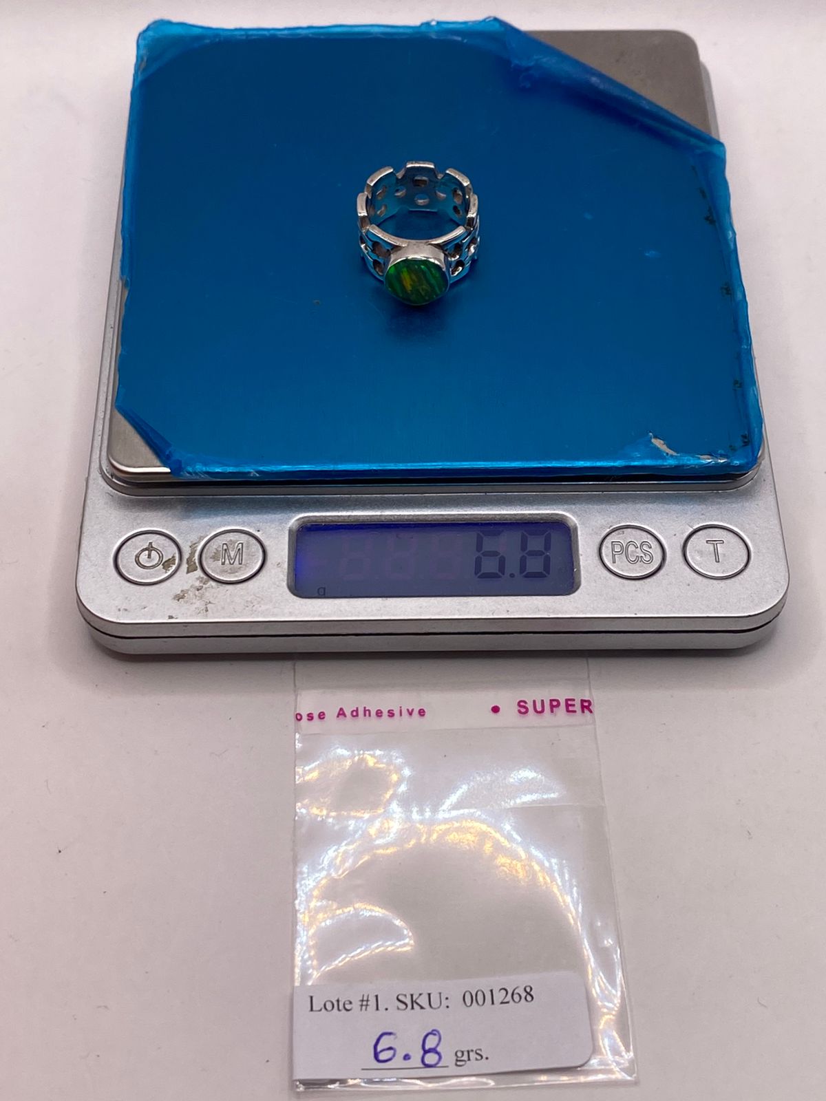 ANILLO CALADO CON ÓPALO AZUL Y VERDE OVALADO EN PLATA LEY 950