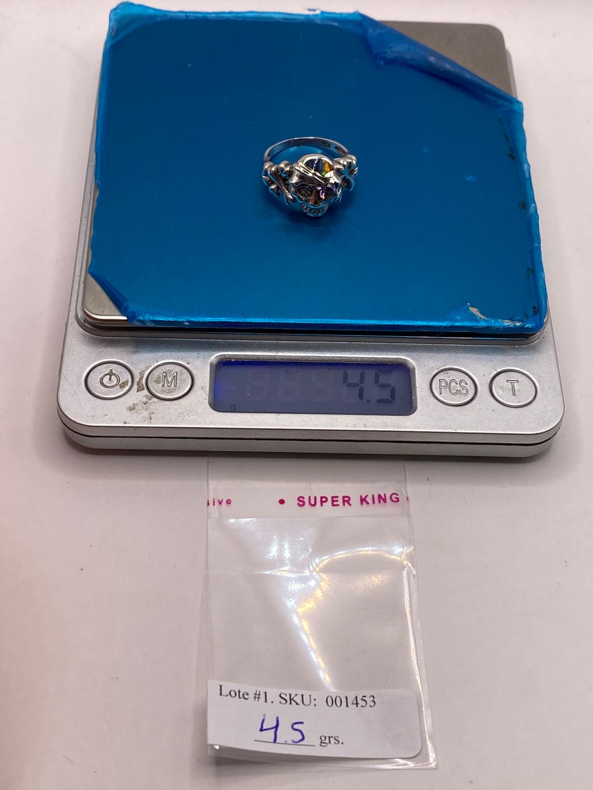 ANILLO CALAVERA DE PLATA LEY 950 CON ÓPALO DE FUEGO Y ZIRCONIA LILA
